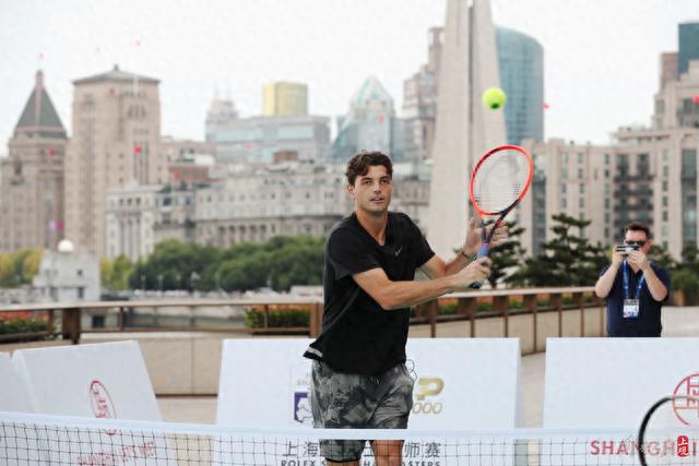 屡屡出现外 屡屡出现外